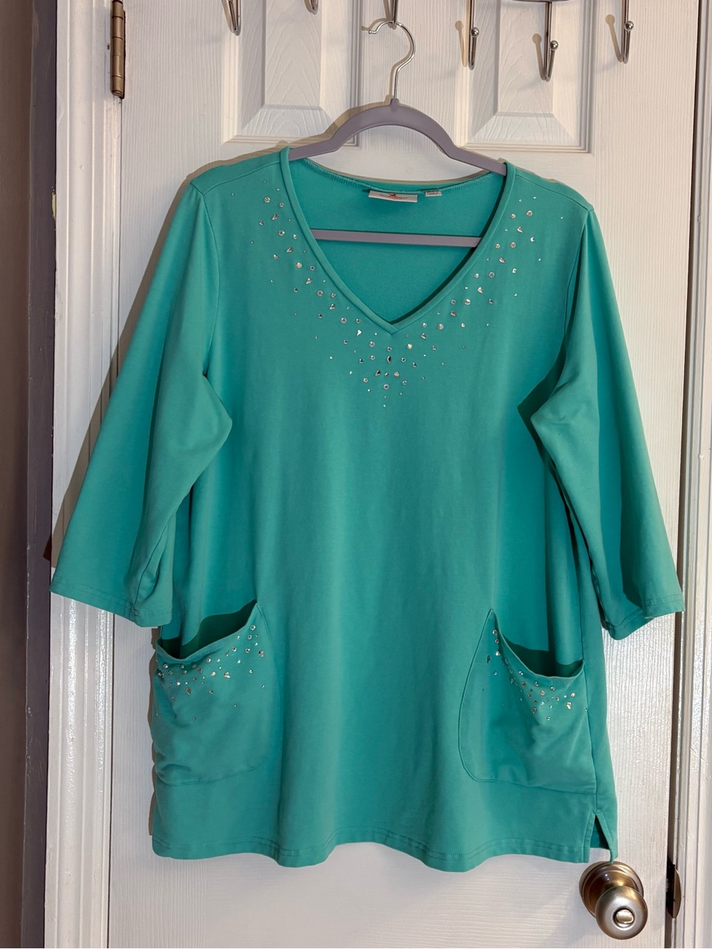 Quacker Factory Women's L Short Turquoise V-Neck Tunic Top Rhinestone Pockets.